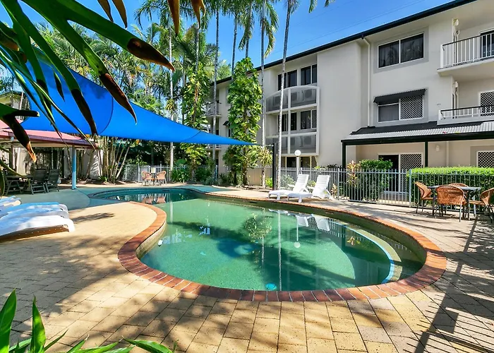 Cairns Reef Apartments & Motel